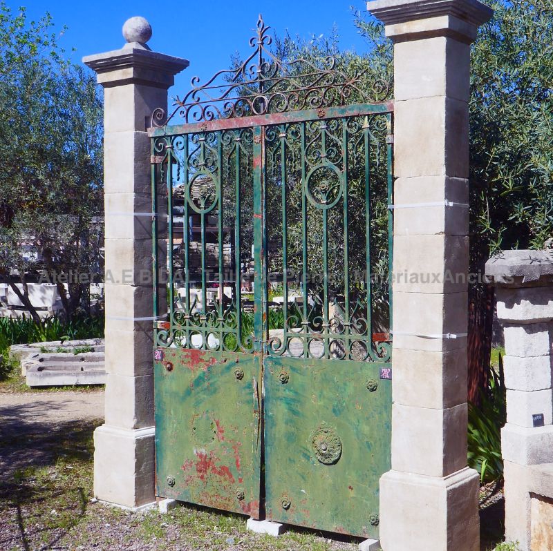 Ancien portail ancien en fer forgé pour embellir l'entrée de votre propriété : Atelier Alain BIDAL