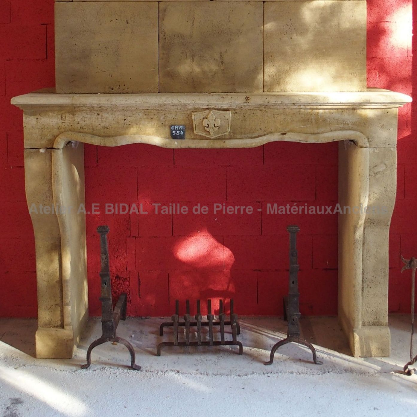 Cheminée ancienne - une cheminée en pierre que nous proposons à la vente dans notre parc de cheminées en matériaux anciens.