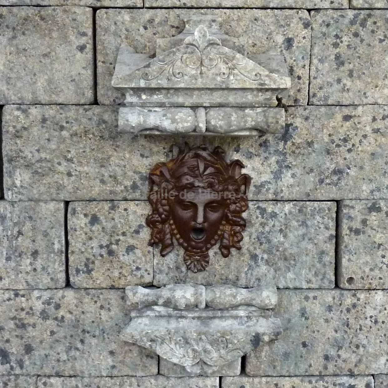 Grande fontaine en pierre de taille | Fontaine murale de jardin au charme incontestable et unique.
