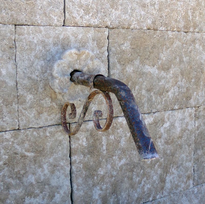 Wrought iron water outlet and sculpted stone rosette on our wall fountain : Atelier Alain BIDAL, Provence