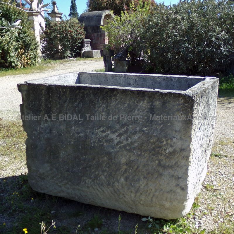 Bac ancien en pierre massive patinée pour une belle déco de jardin - Atelier Alain BIDAL (Provence)