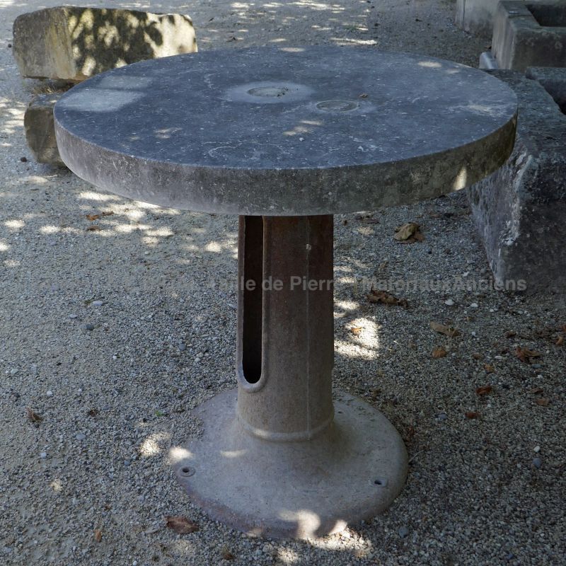 Ancienne table en pierre et fonte : mobilier de jardin ancien par Atelier Alain BIDAL