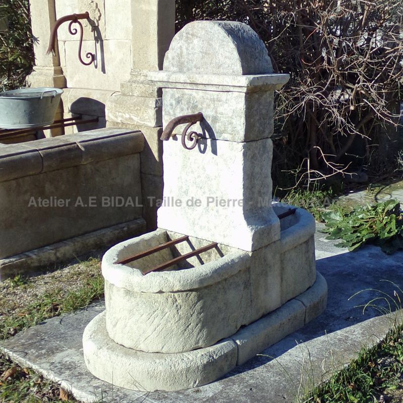 Charmante fontaine de jardin en pierres patinées - Atelier Alain BIDAL (Provence)