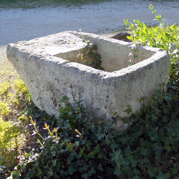 Authentic old weathered stone wash house - Atelier Alain BIDAL (Provence)