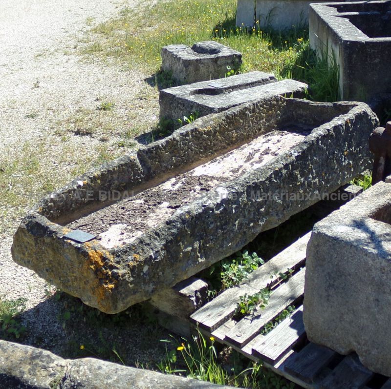 Bac à fleurs en pierre : belle auge ancienne au charme rustique d'antan - Atelier Alain BIDAL (Provence)