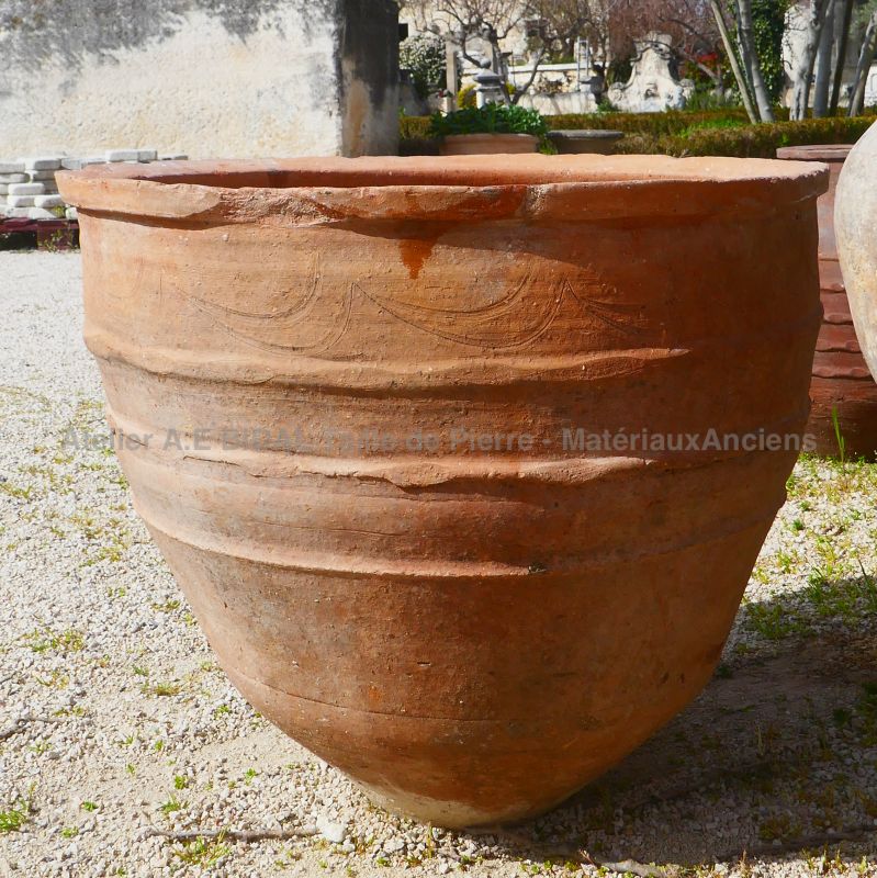 Belle poterie en terre cuite rouge par Les Matériaux Anciens en Provence Alain BIDAL