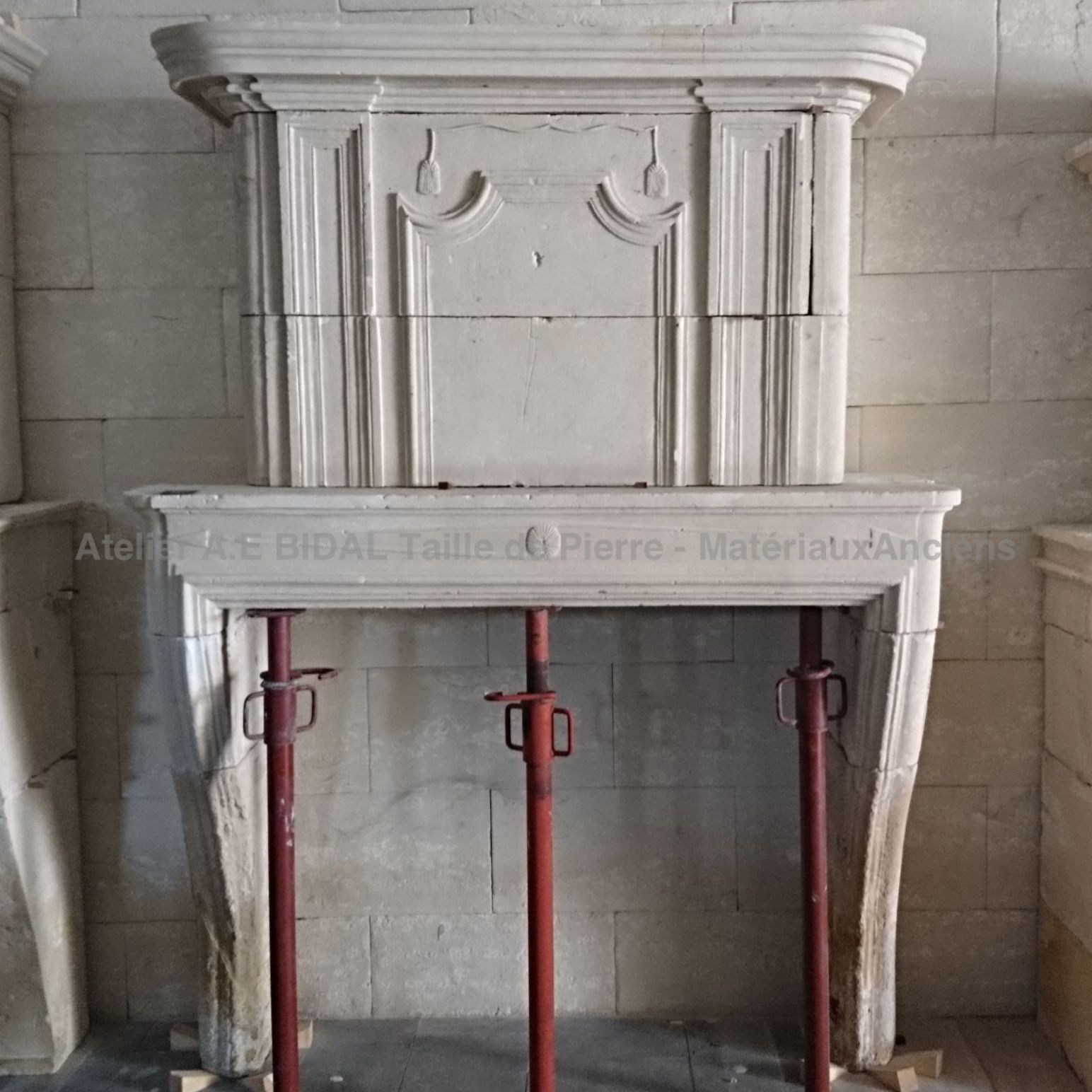 Une élégante cheminée ancienne résolument de style Louis XIV - Atelier BIDAL en Provence.