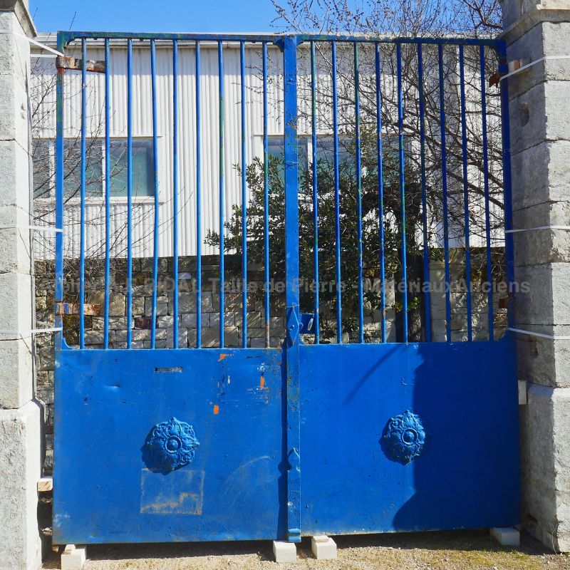 Reclaimed wrought iron gate to beautify the entrance to your property : Atelier Alain BIDAL