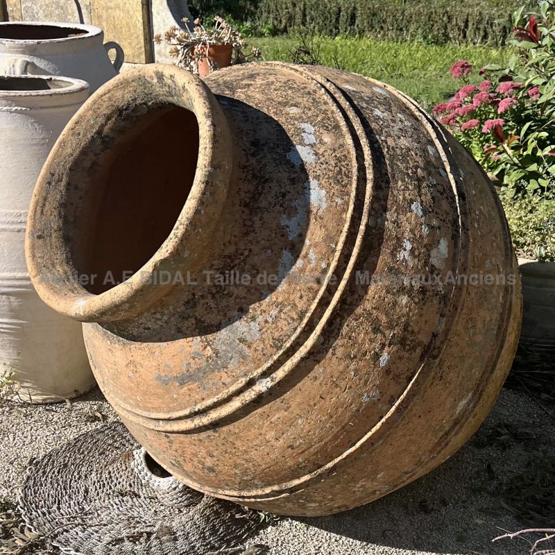Grosse jarre ancienne en terre cuite rouge par Les Matériaux Anciens en Provence Alain BIDAL
