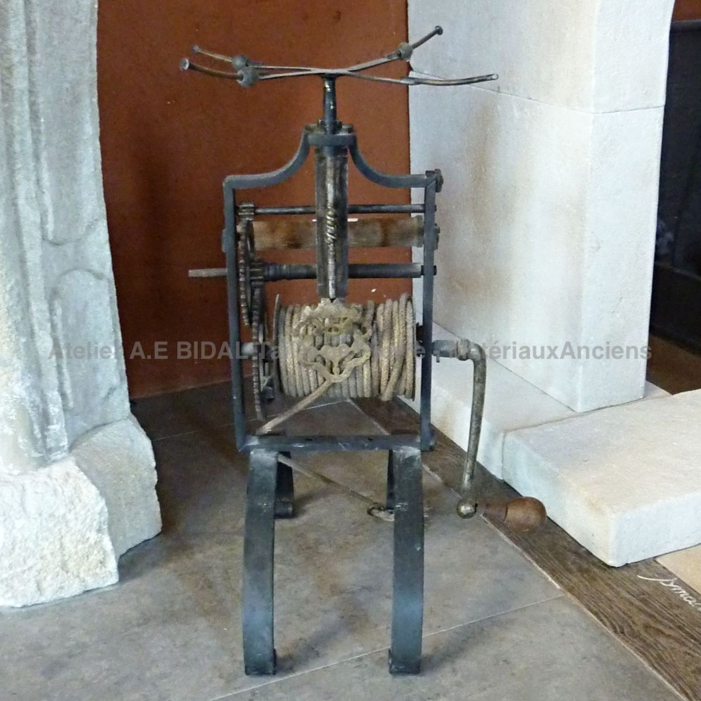 Beau tournebroche - nos accessoires anciens de cheminée.