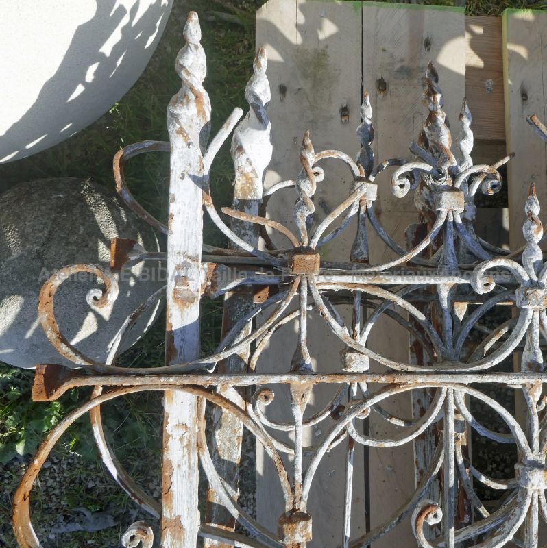 Old wrought iron railings sold with a small gate - Alain BIDAL Antique Materials in Provence