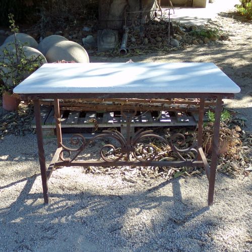 Mobilier de jardin vintage : table basse en pierre et fer forgé ancien - Atelier Alain BIDAL (Provence)