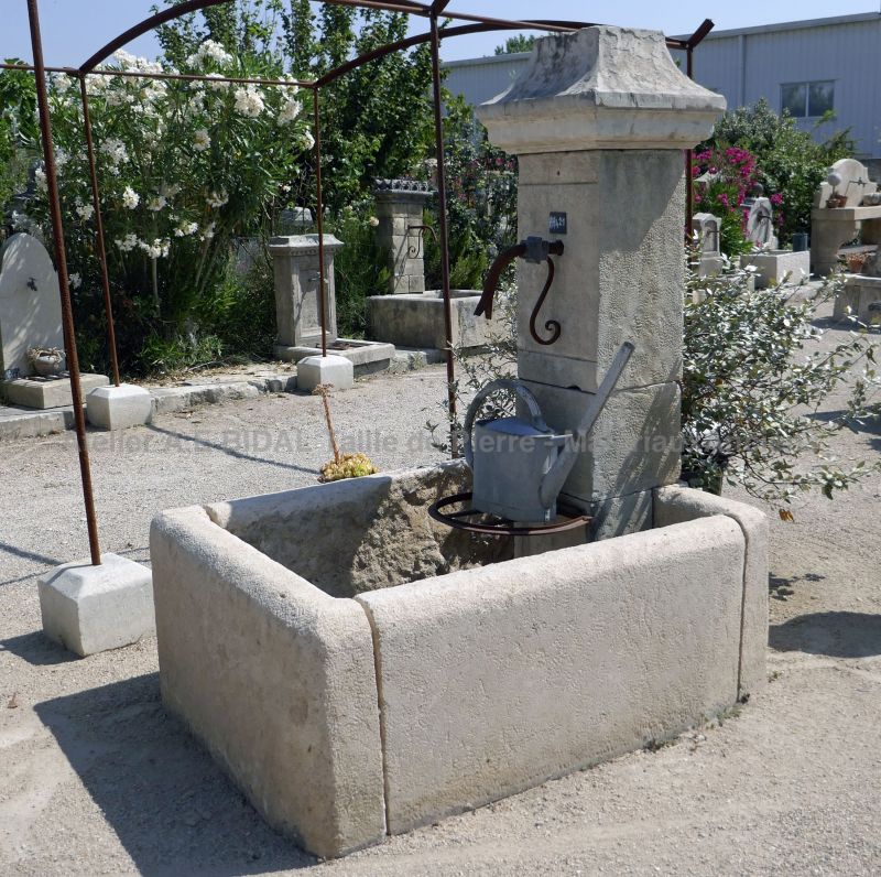Petite fontaine pour aménagement d'un point d'eau en extérieur | Fontaine murale en pierre pour terrasse ou petit jardin.