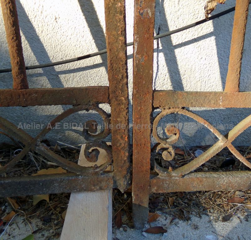 Petit portail ancien à 2 battants pour jardin par Atelier Alain BIDAL (Provence)