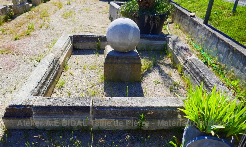 Bassin décoratif pour jardin en vieilles pierres par Alain BIDAL Matériaux Anciens en Provence