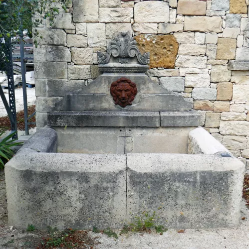 Fontaine murale en pierres et fonte | Fontaine de Provence en éléments récupérés sur un château du Sud de la France.