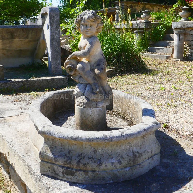 Fontaine de jardin décorative agrémentée d'un putto verseur d'eau - Atelier Alain BIDAL (Provence)