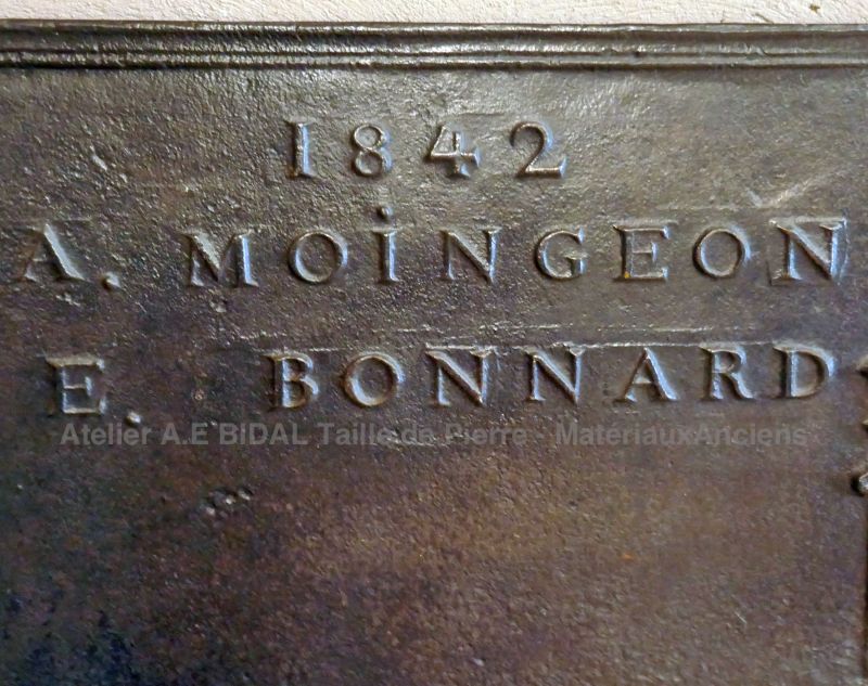 Détails du décor sur notre ancienne plaque en fonte pour cheminée : plaque de mariage datée 1842