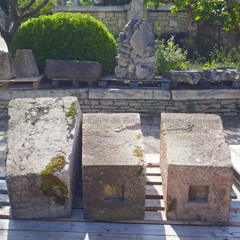 Lot de dés en pierre de forme trapézoïdale : anciennes bornes en pierre par Les Matériaux Anciens en Provence Alain BIDAL