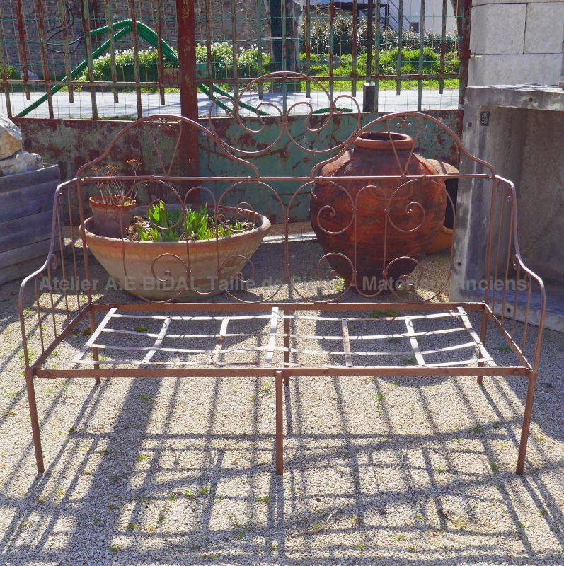 Mobilier de jardin vintage : ancienne banquette en fer forgé par Atelier Alain BIDAL