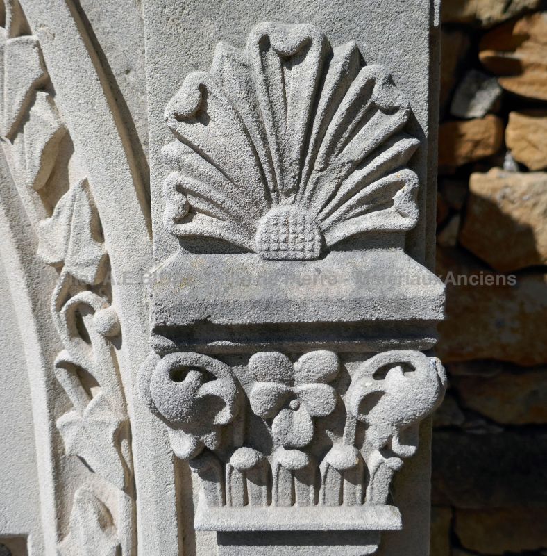 Superbes sculptures réalisées à la main sur cette ancienne stèle en pierre de Savonnière patinée.