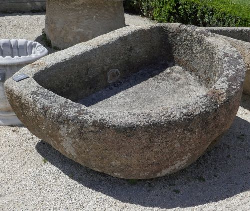 Gros bac ancien en granit patinée - Bac massif en pierre comme ornement extérieur.