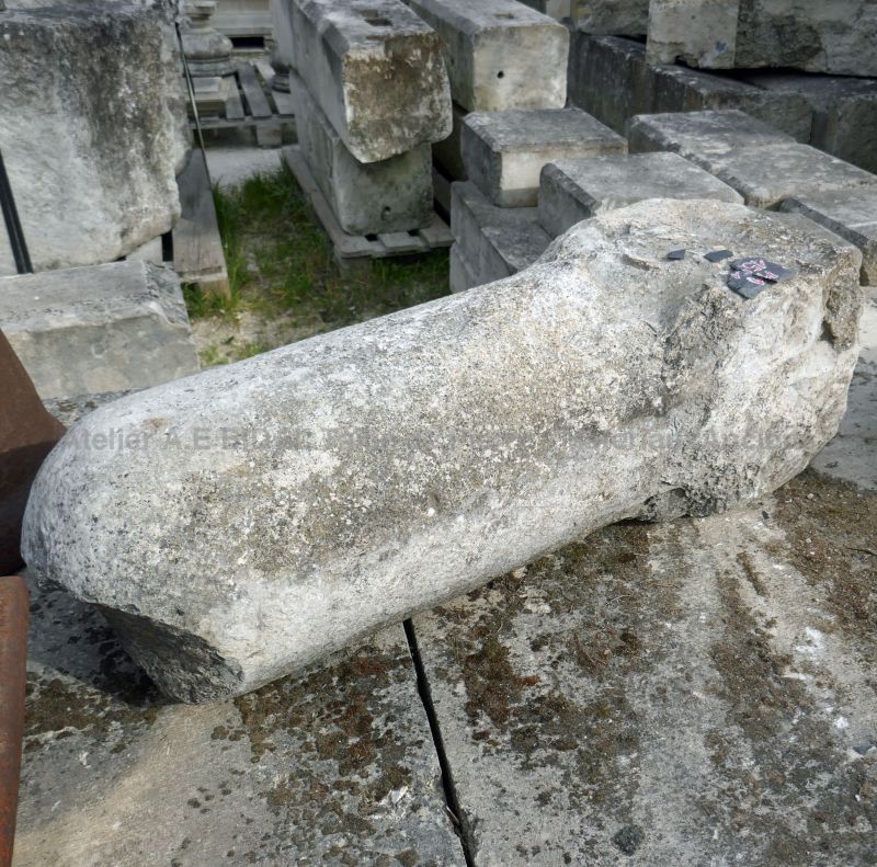 Ancienne borne arrondie en pierre monolithe par Les Matériaux Anciens en Provence Alain BIDAL