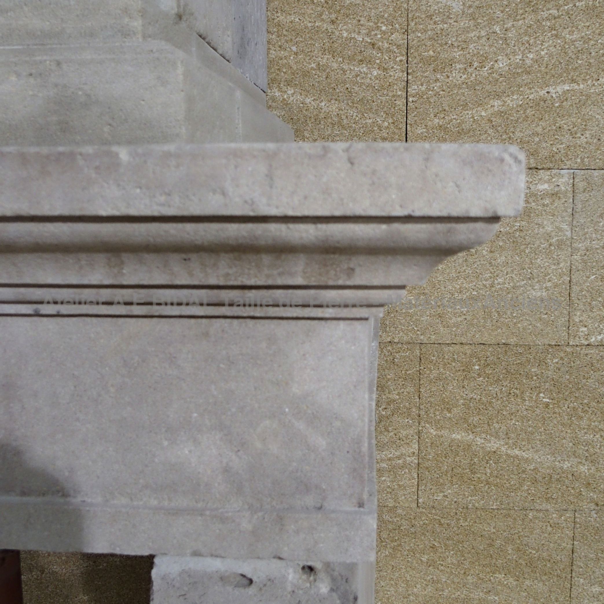 Belle cheminée ancienne en pierre - une cheminée Louis 14 à trumeau élégante et sobre.