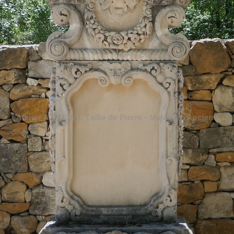 Stèle ornementale ancienne sculptée en pierre de Savonnière de style Gothique