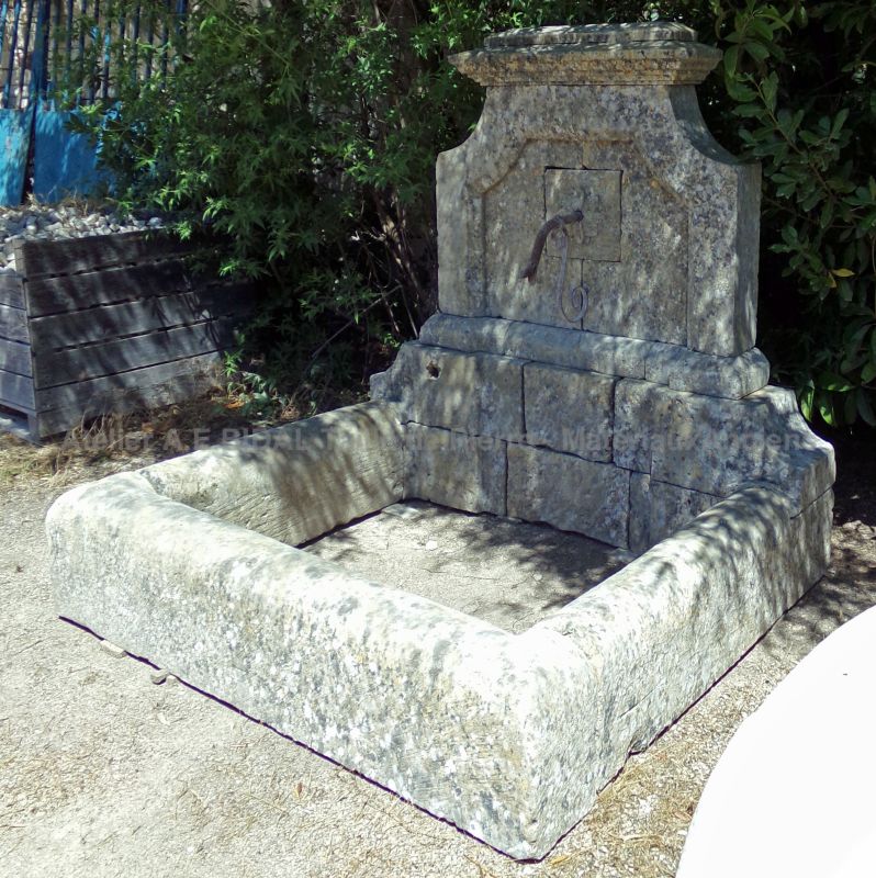 Charming petite fountain in weathered stone - Atelier Alain BIDAL (Provence)