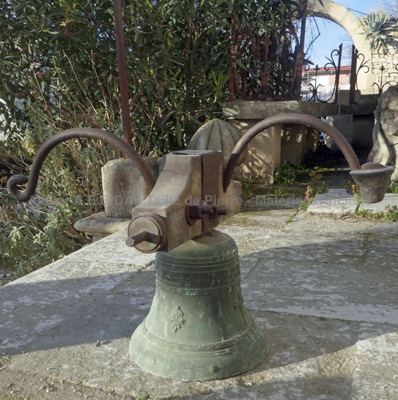 Cloche en bronze de 28 cm de diamètre - Les Matériaux Anciens en Provence Alain BIDAL