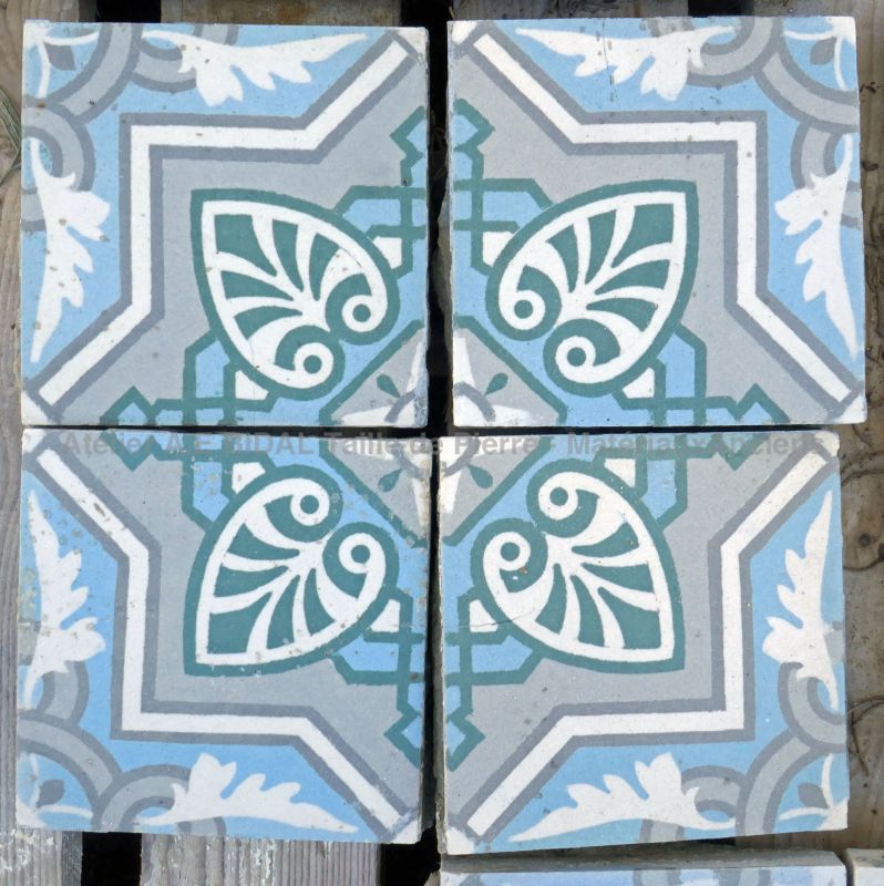 Ancien carreau en ciment motif végétal en vente en Provence chez Atelier Alain BIDAL