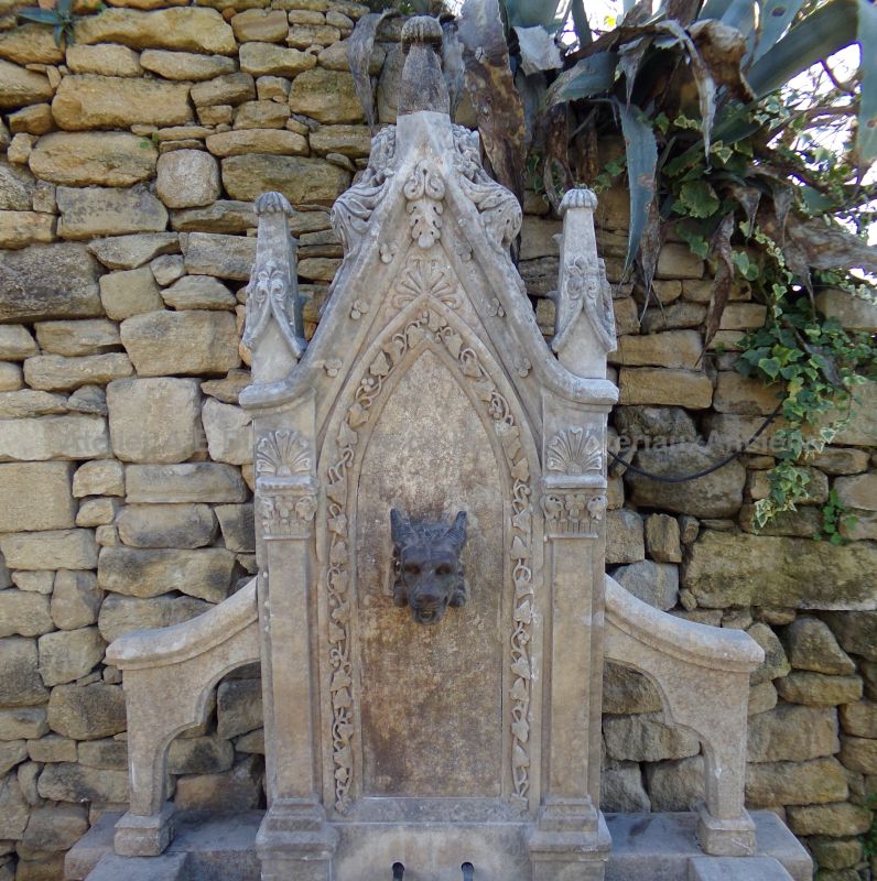 Fontaine murale en pierre ancienne, tête de bélier en fonte - Atelier Alain BIDAL (Provence)