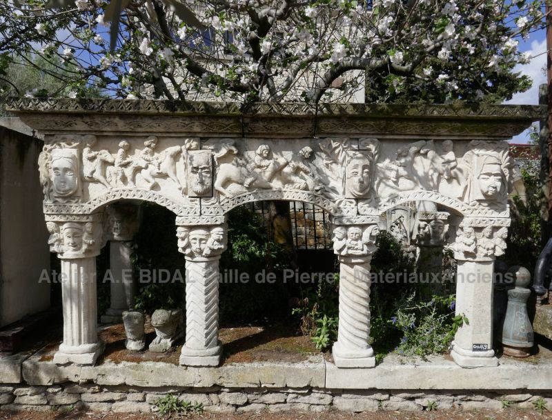 Belle cheminée ancienne en pierre - une cheminée en pierre blanche d'une allure peu commune.