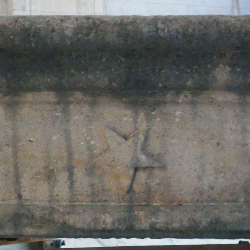 Rustic country-style fireplace in carved limestone : Atelier Alain BIDAL (Provence)