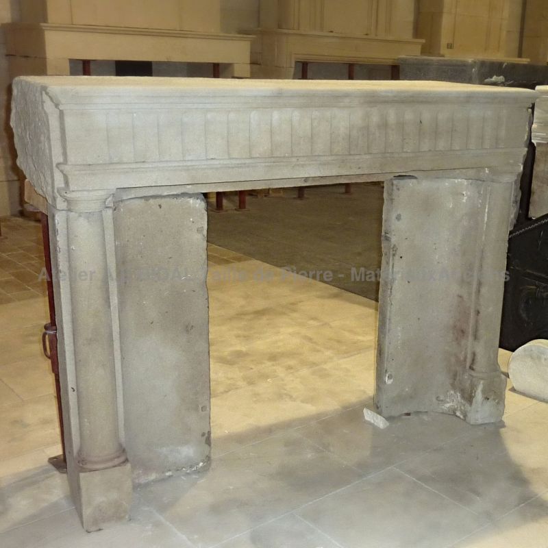 Petite cheminée 19° en pierre ancienne | Cheminée Empire en pierre pour les amateurs d'authenticité