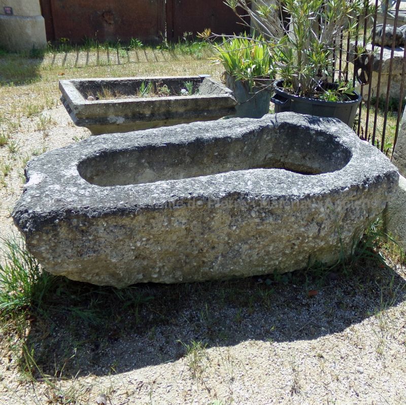 Atelier Alain BIDAL : large choice of massive stone troughs in Provence
