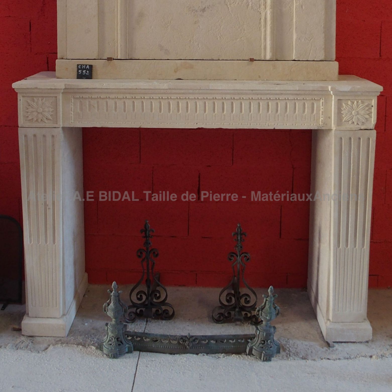 Cheminée ancienne dénichée dans une maison de maitre française - cheminée en pierre au grain fin.
