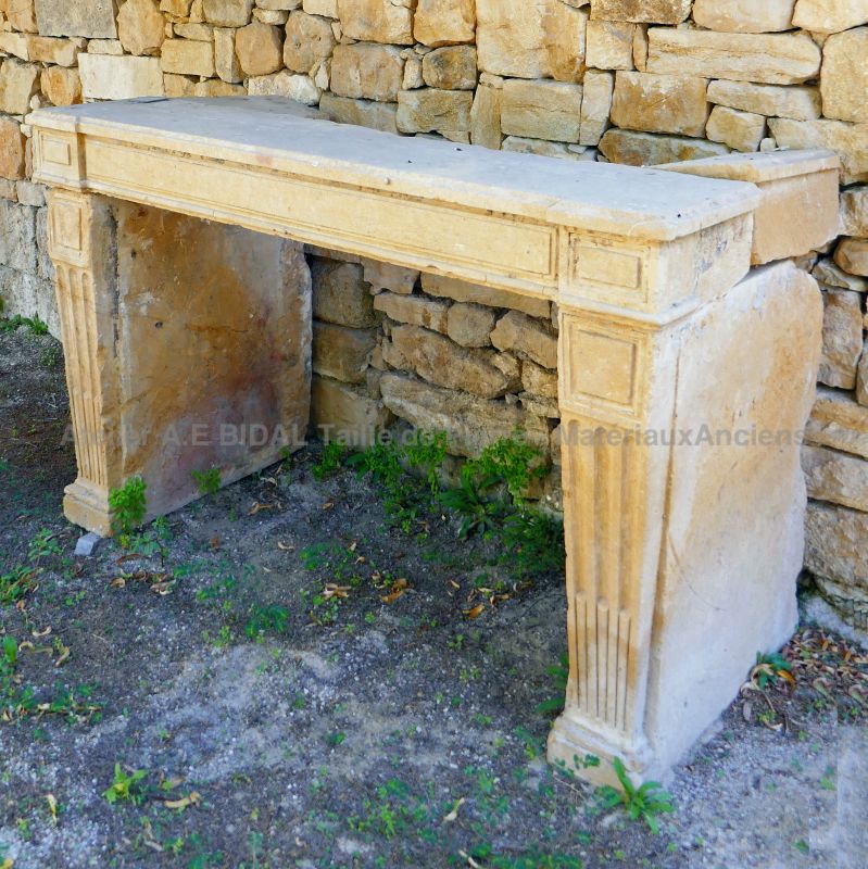 Cheminée ancienne de style géométrique - cheminée Louis 16 en pierre dure.