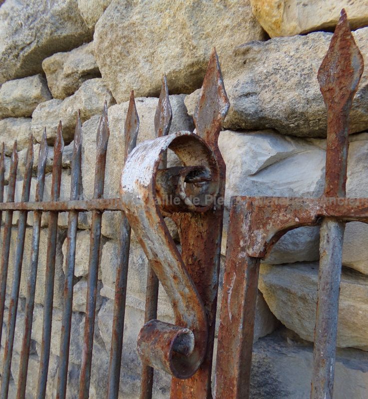 Small-size gate : antique double-door gate in solid wrought iron - Atelier Alain BIDAL (Provence)