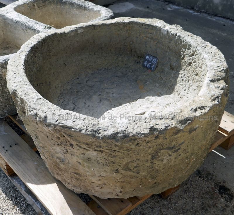 Gros bac ancien en pierre de forme circulaire et profond en vente chez Alain BIDAL Matériaux Anciens en Provence.