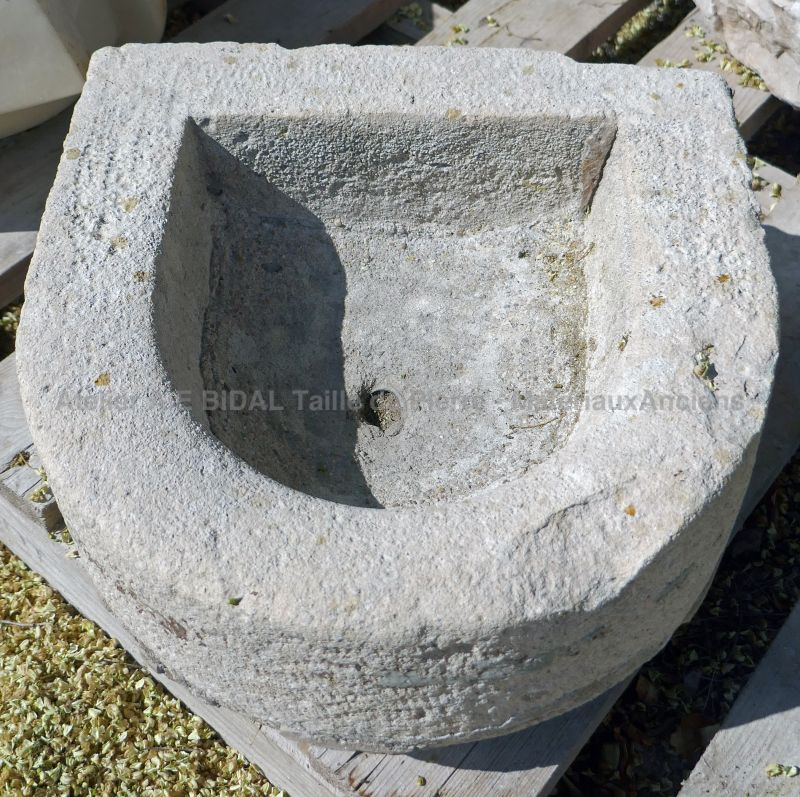 Petit évier en pierre comme lave-mains par Atelier Alain BIDAL