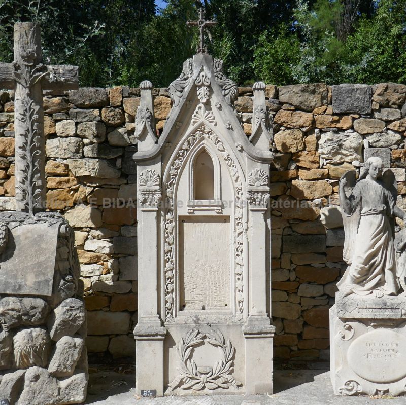 Magnifique stèle ornementale avec croix en fer forgé à sa cime.