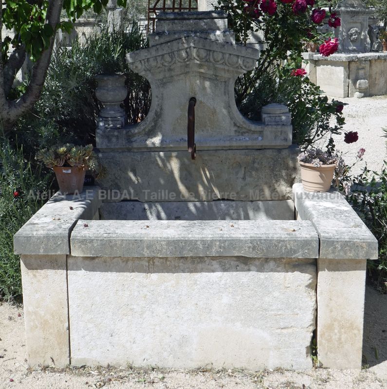 Belle fontaine de jardin avec bac conçue en pierre de Bourgogne (matériaux anciens).