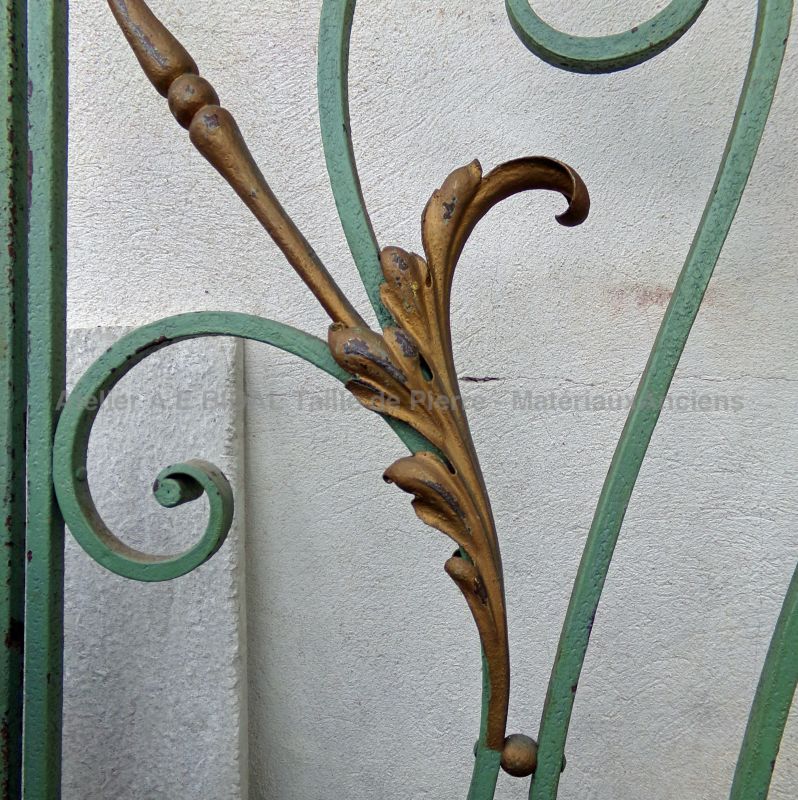 Pair of decorative wrought iron gates painted in green and gold - Atelier Alain BIDAL (Provence)