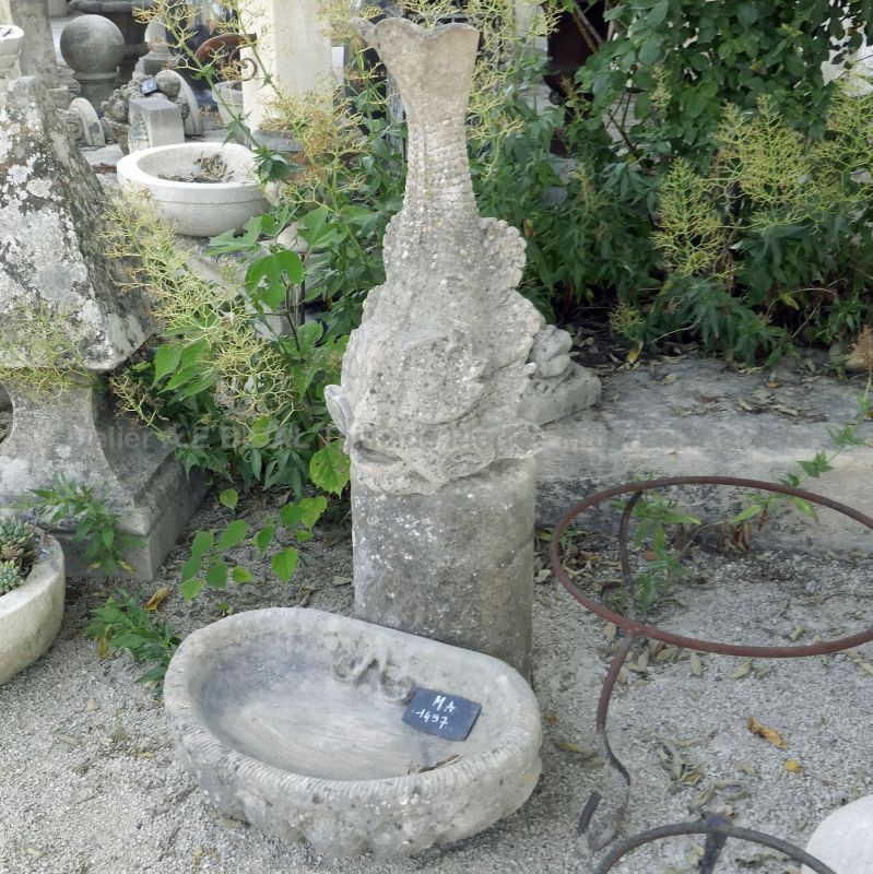 Petite et élégante fontaine décorative en pierres anciennes pour jardin, balcon ou terrasse.
