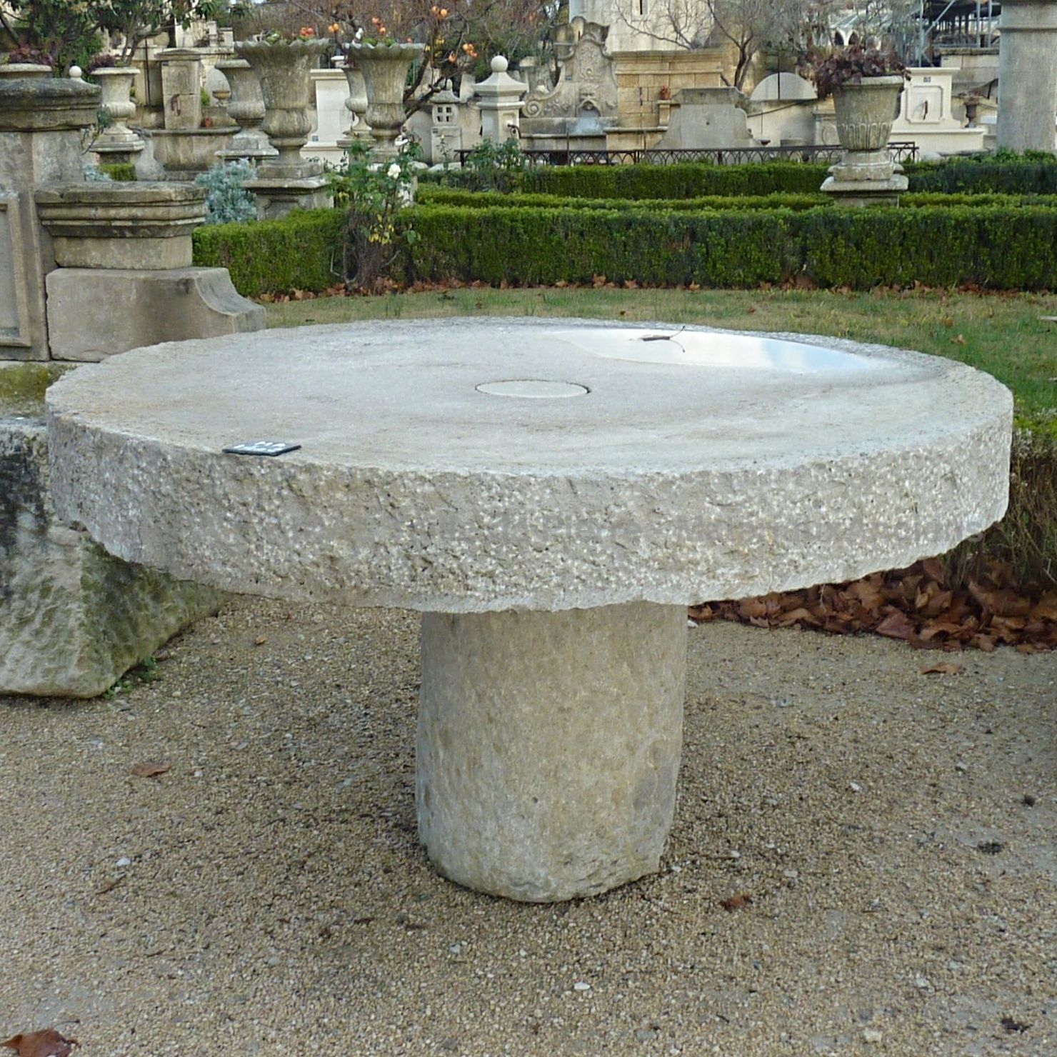 Large table de jardin en pierre ancienne avec épais plateau rond ** VENDUE