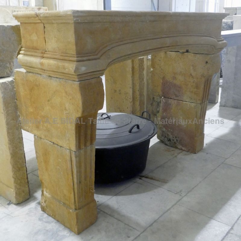 Cheminée 19ème en pierre de Jaumont : une exceptionnelle cheminée en pierre dorée !