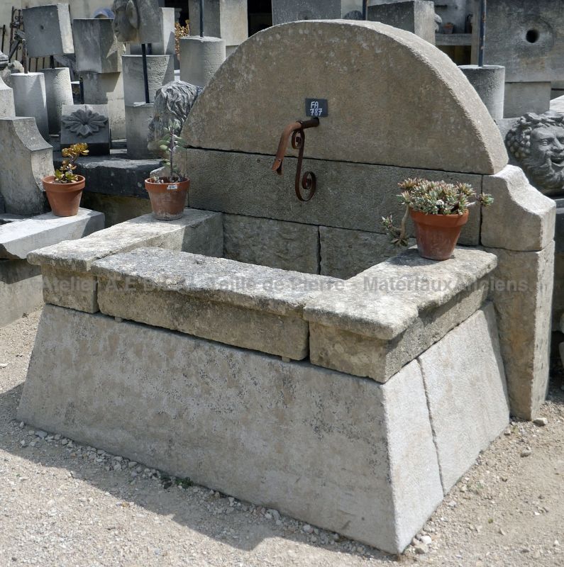 Beautiful rustic and sober wall fountain | Garden fountain with rectangular basin.