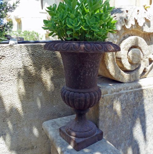 Reclaimed cast iron Medici vase - Atelier Alain BIDAL (Provence)